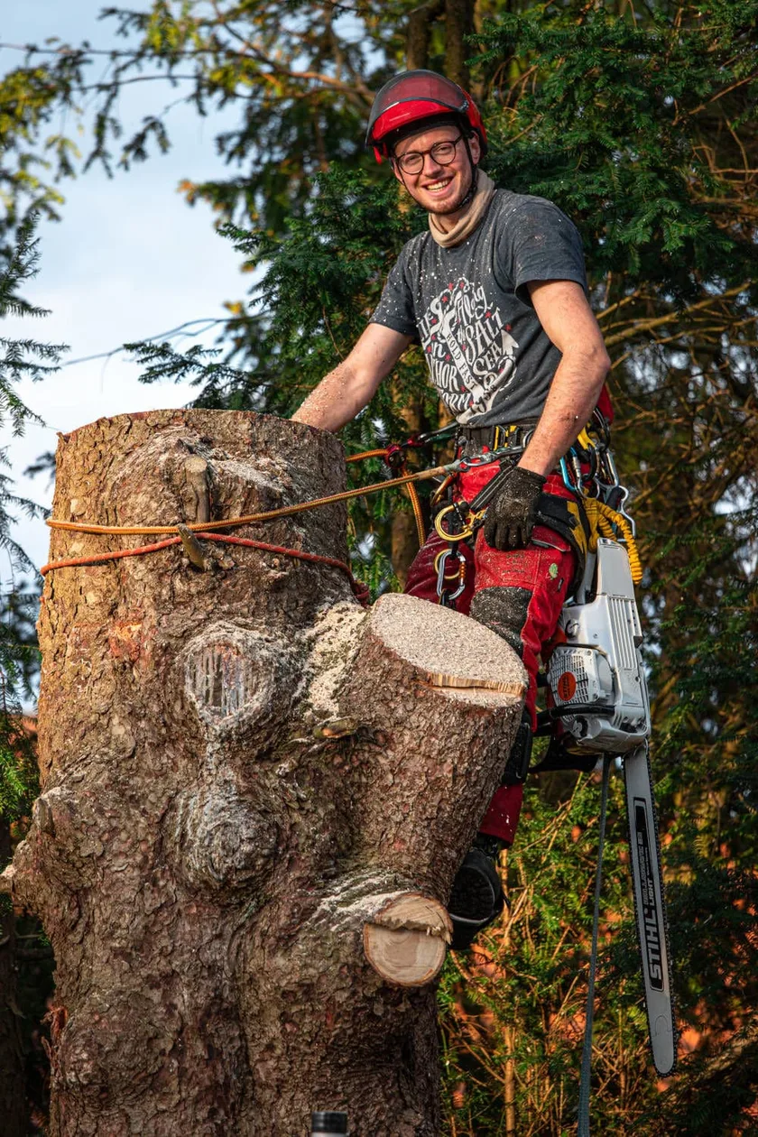 Das Team von Kern Baumpflege vor dem Einsatzfahrzeug